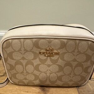 Jamie Camera Bag
In Signature Canvas 190$ OBO